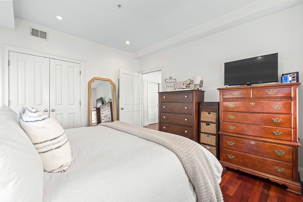 440 Commercial St # 402