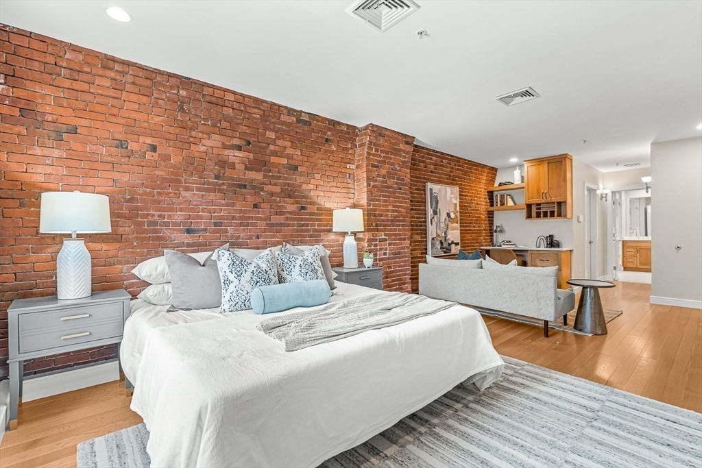 343 Commercial St # 212