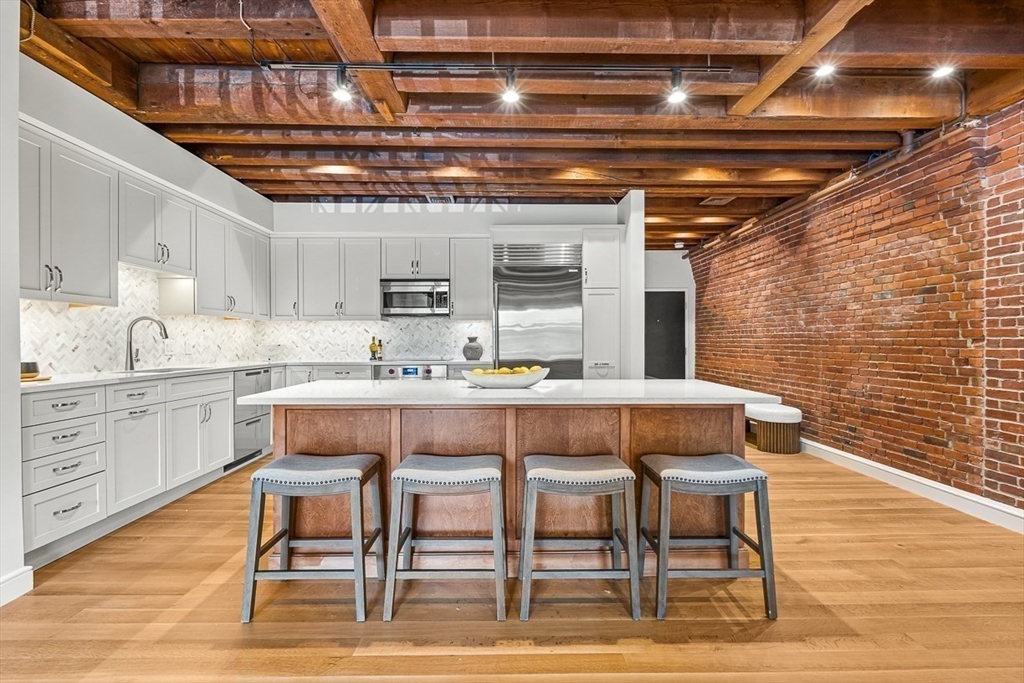 343 Commercial St # 212