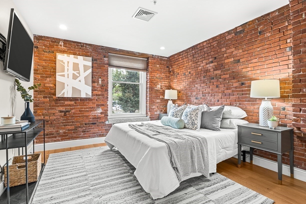 343 Commercial St # 212