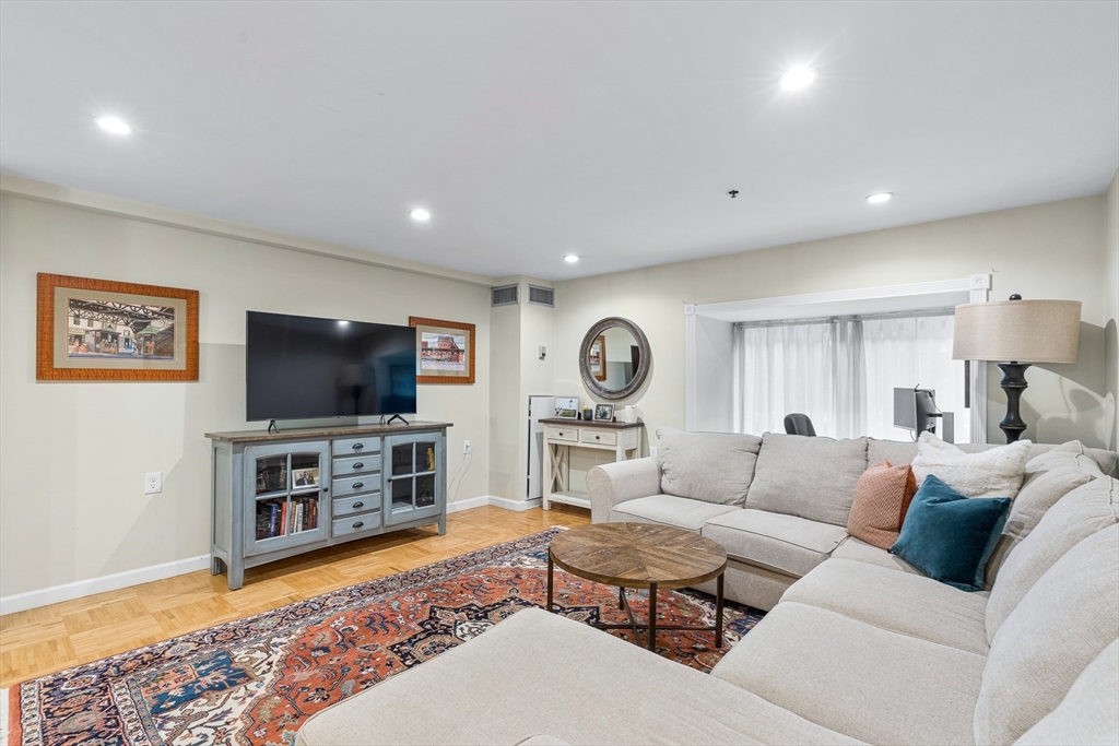 357 Commercial St # 009