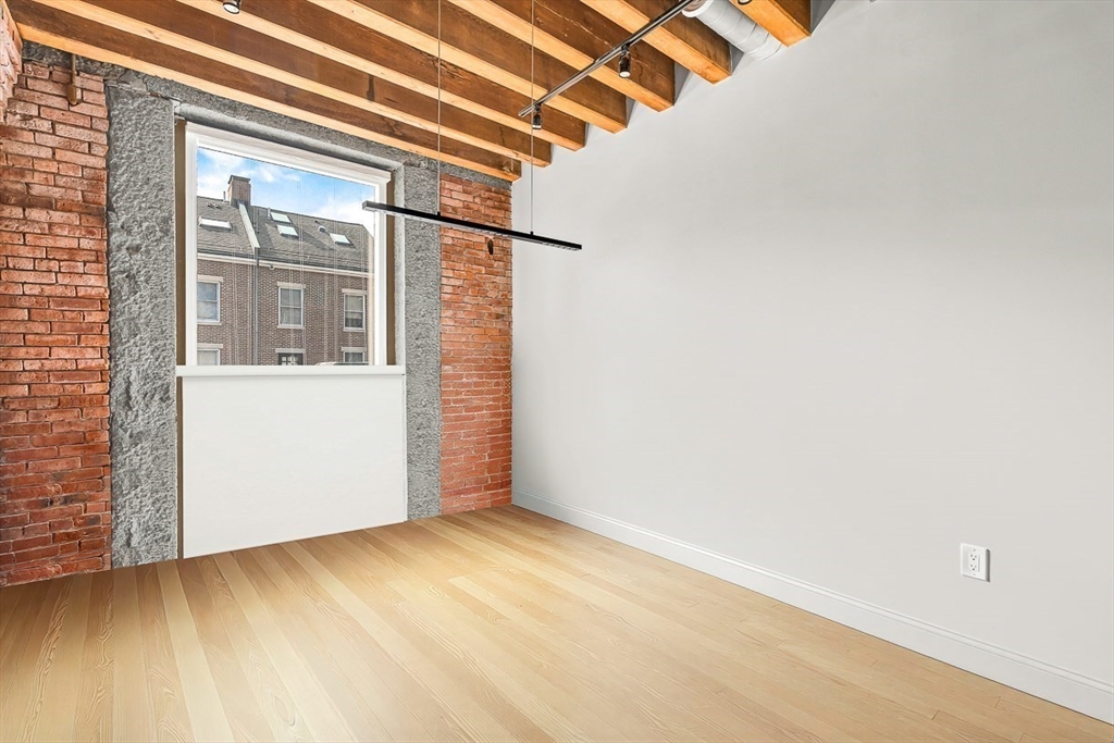 343 Commercial St # 112
