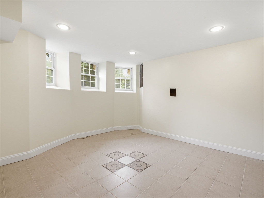 37 Pomfret St