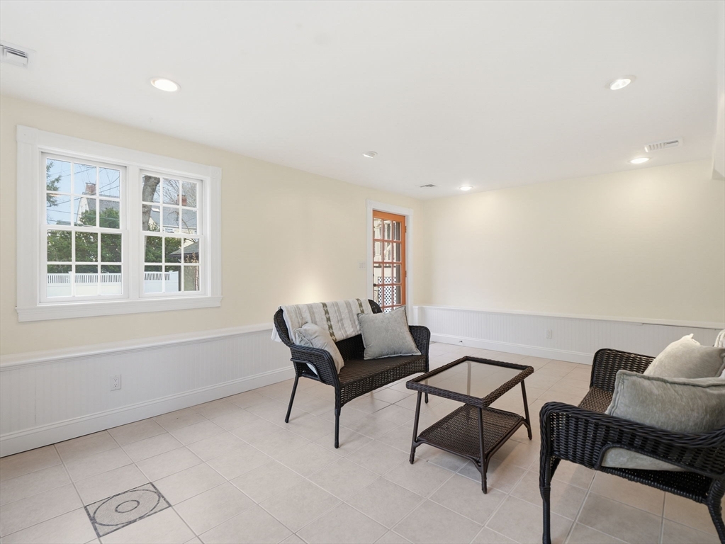 37 Pomfret St
