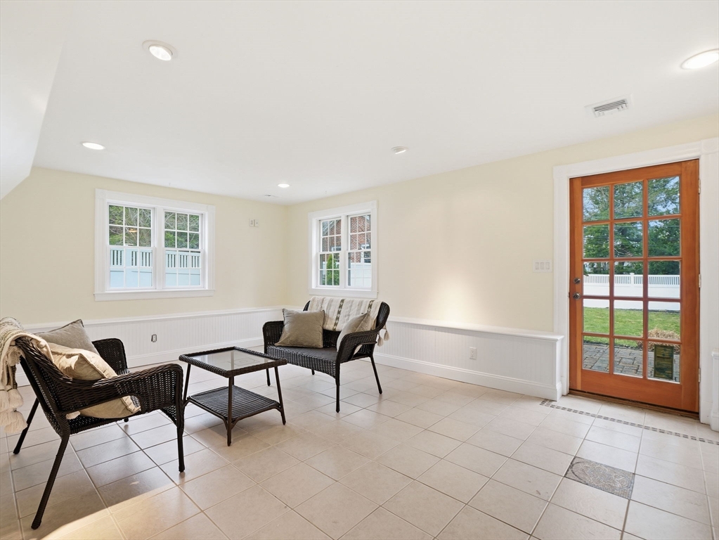 37 Pomfret St