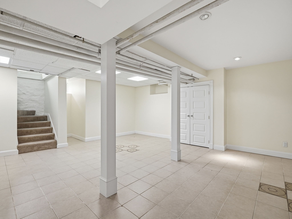 37 Pomfret St