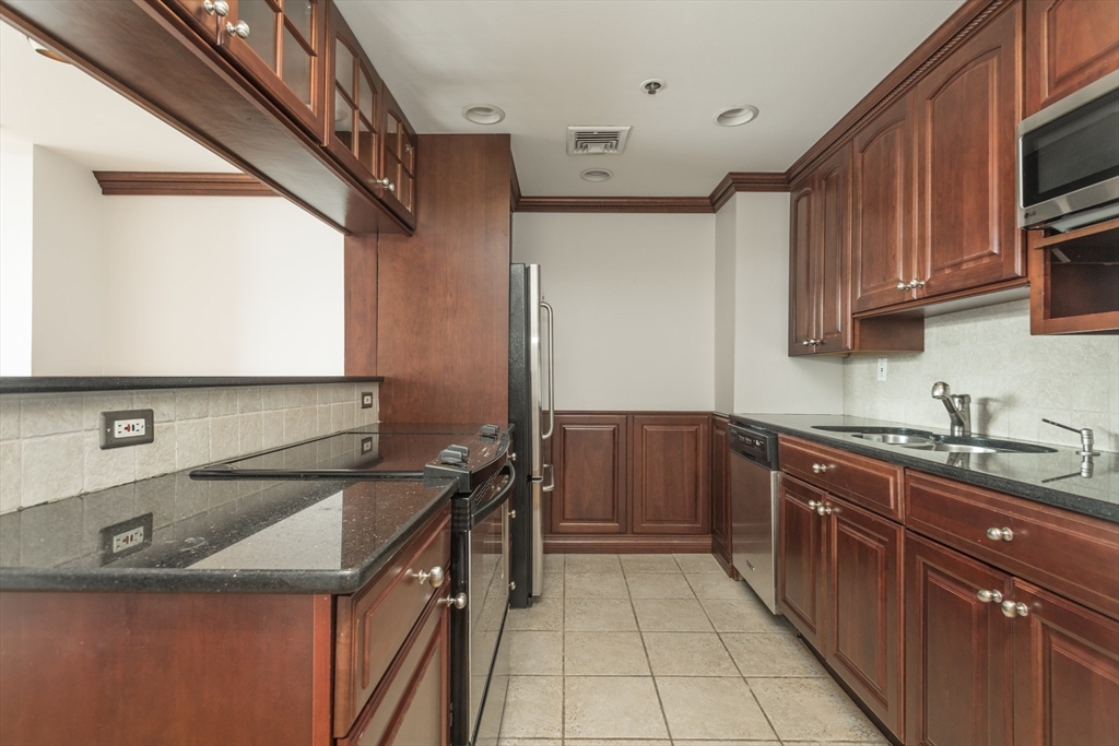 300 Commercial St # 606