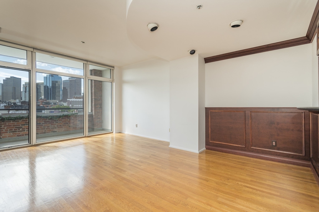 300 Commercial St # 606