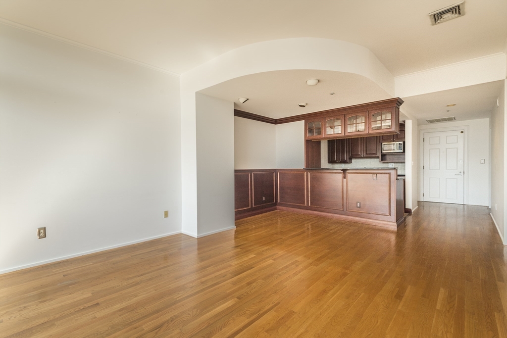 300 Commercial St # 606