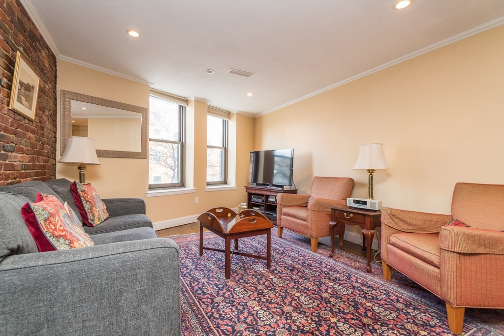 386 Commercial St # 3E