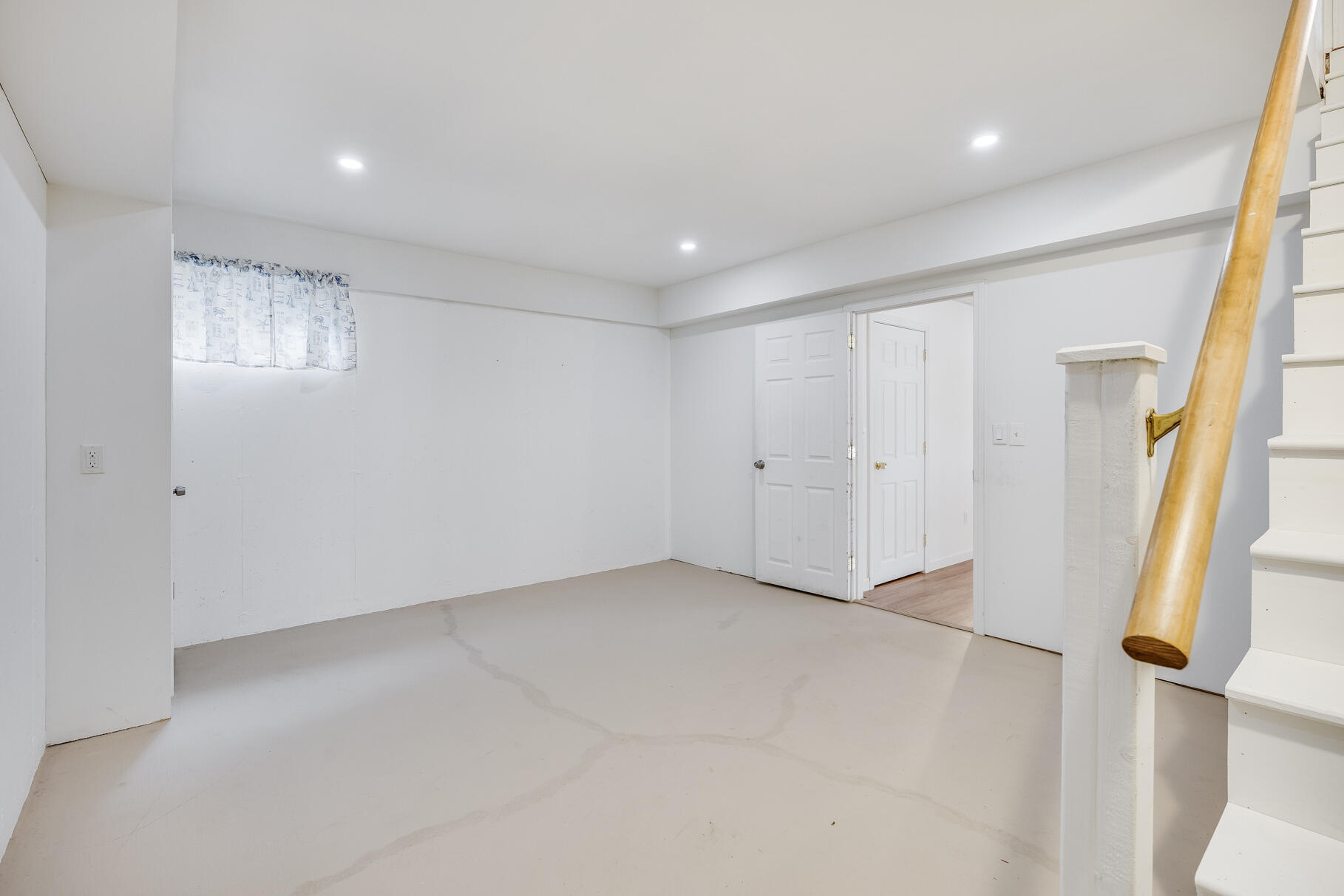 105 Edgewater Drive W