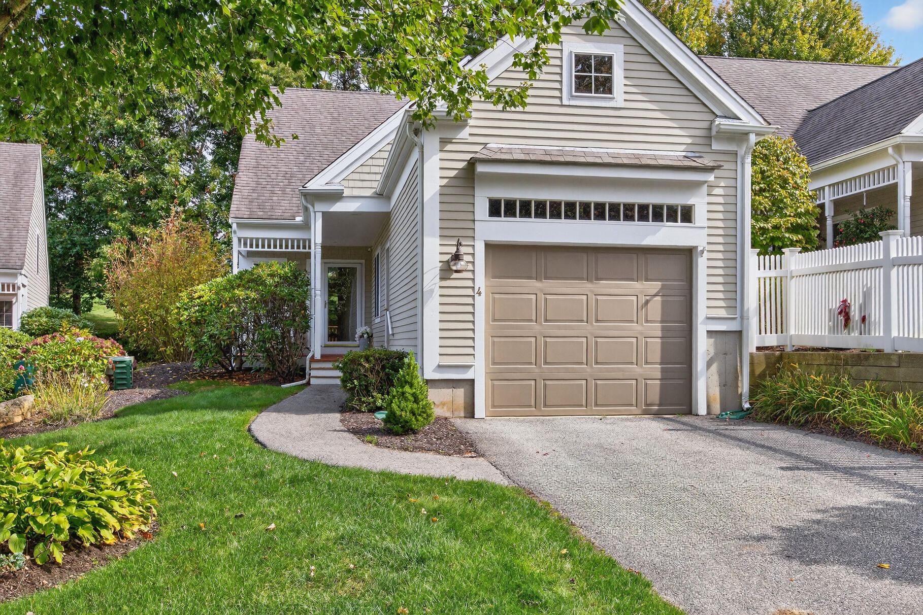 4 Hollyhock Knoll Court UNIT 4