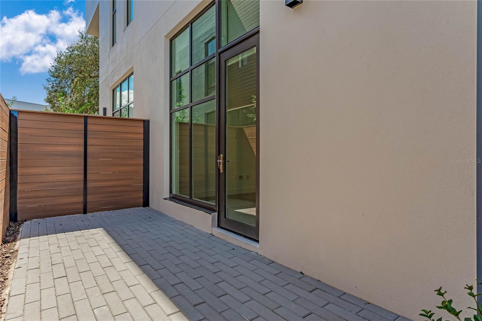 1812 MONDRIAN CIRCLE