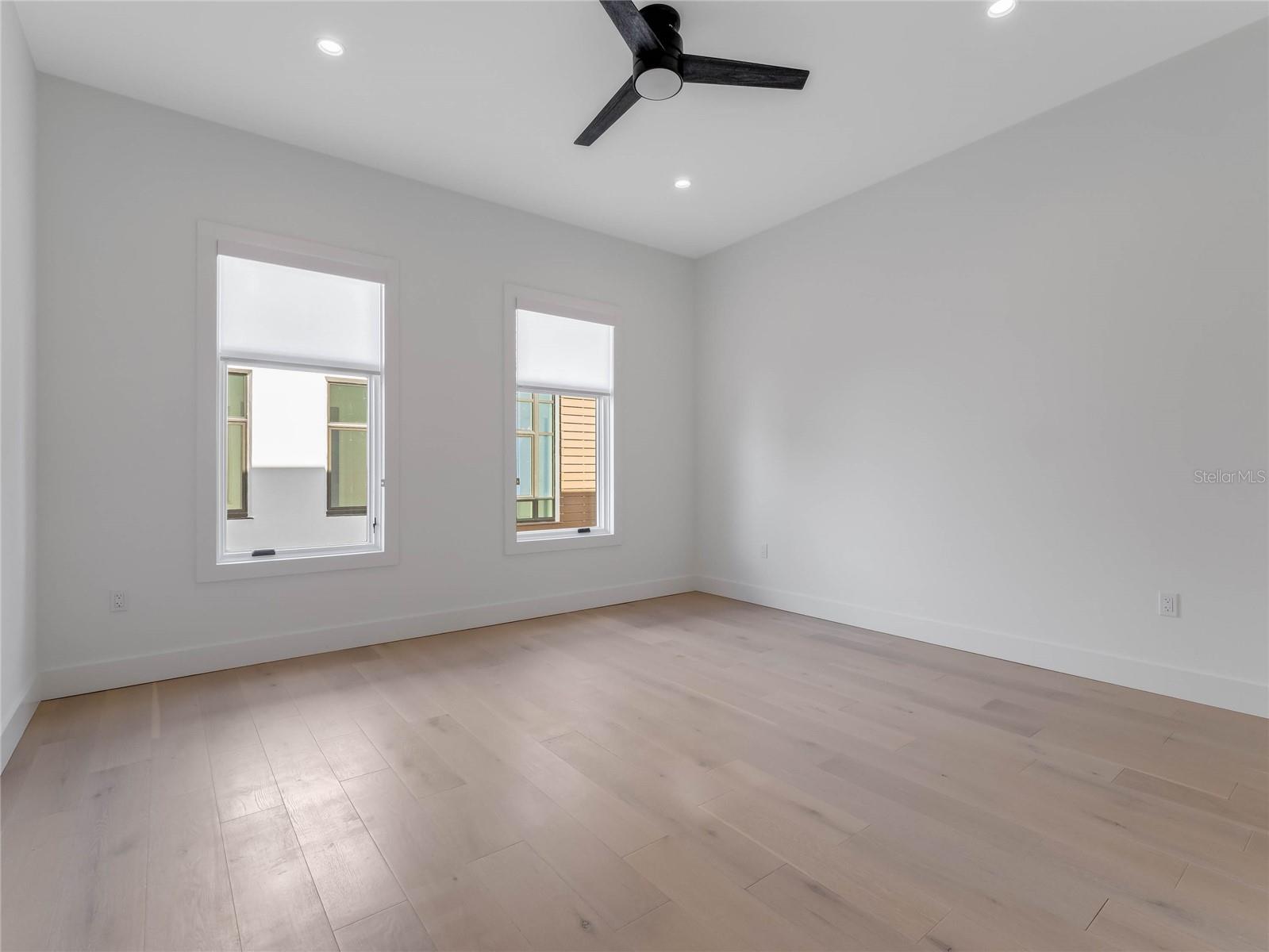 1812 MONDRIAN CIRCLE