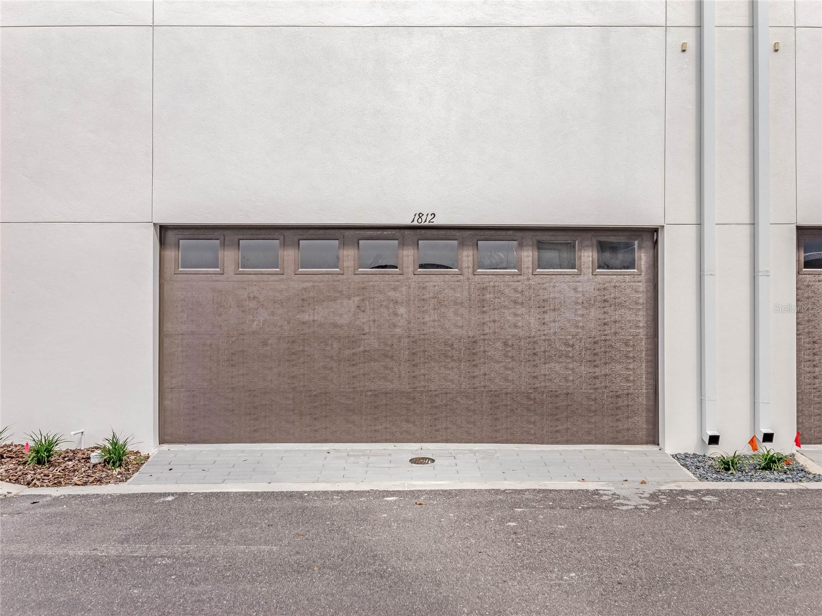 1812 MONDRIAN CIRCLE