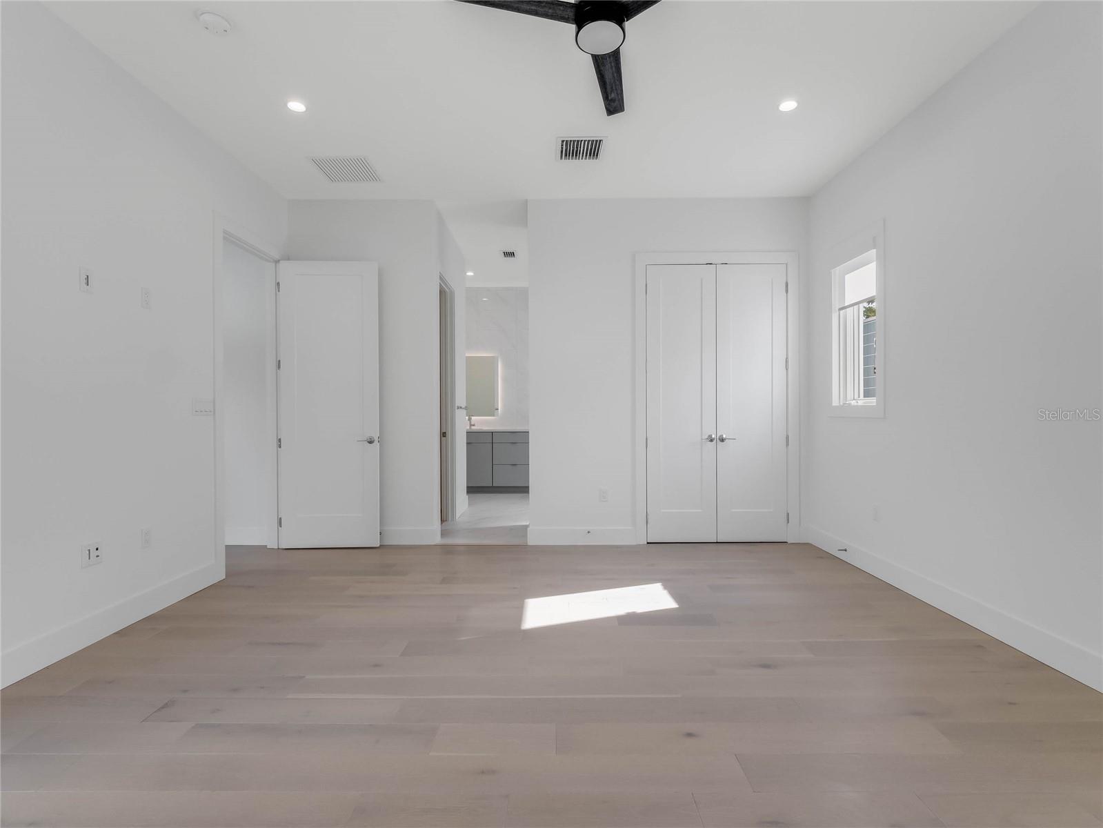1812 MONDRIAN CIRCLE