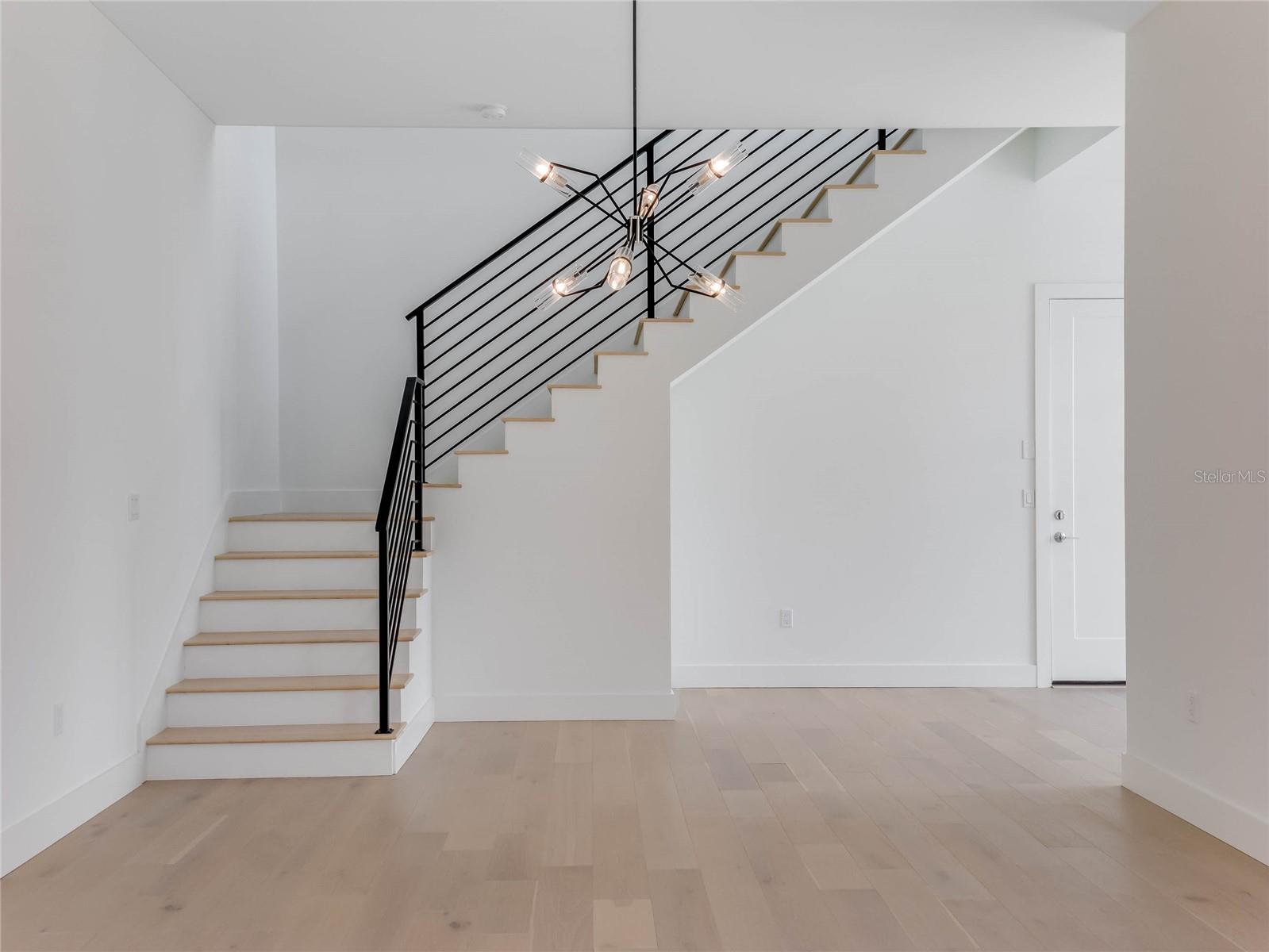 1812 MONDRIAN CIRCLE