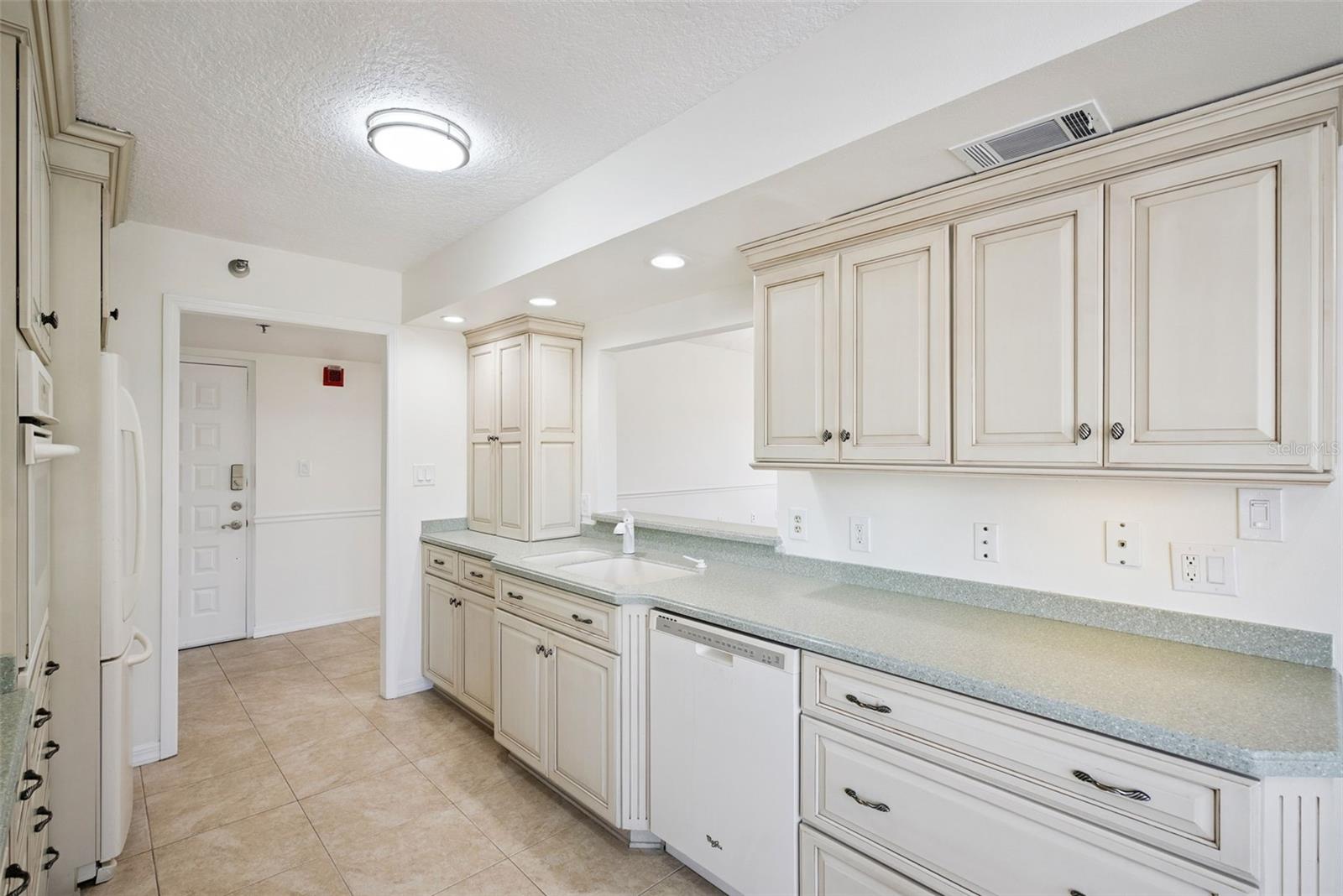 202 QUAYSIDE CIR #404