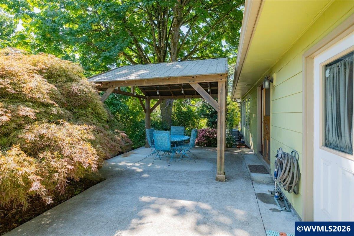733 NW Laurel Pl