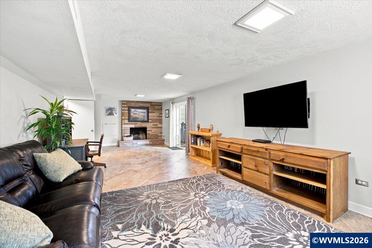 733 NW Laurel Pl