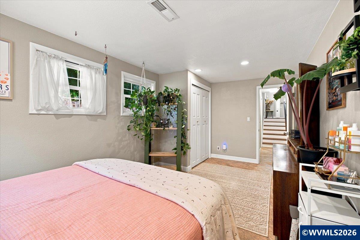 733 NW Laurel Pl