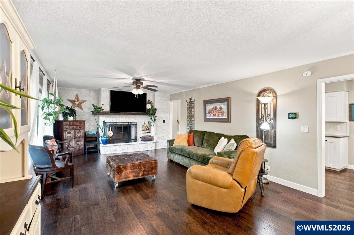 733 NW Laurel Pl