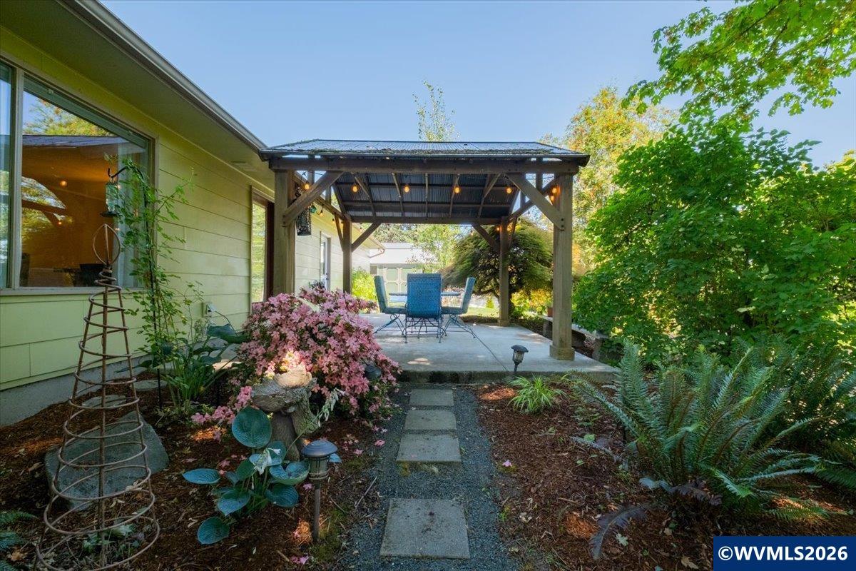 733 NW Laurel Pl