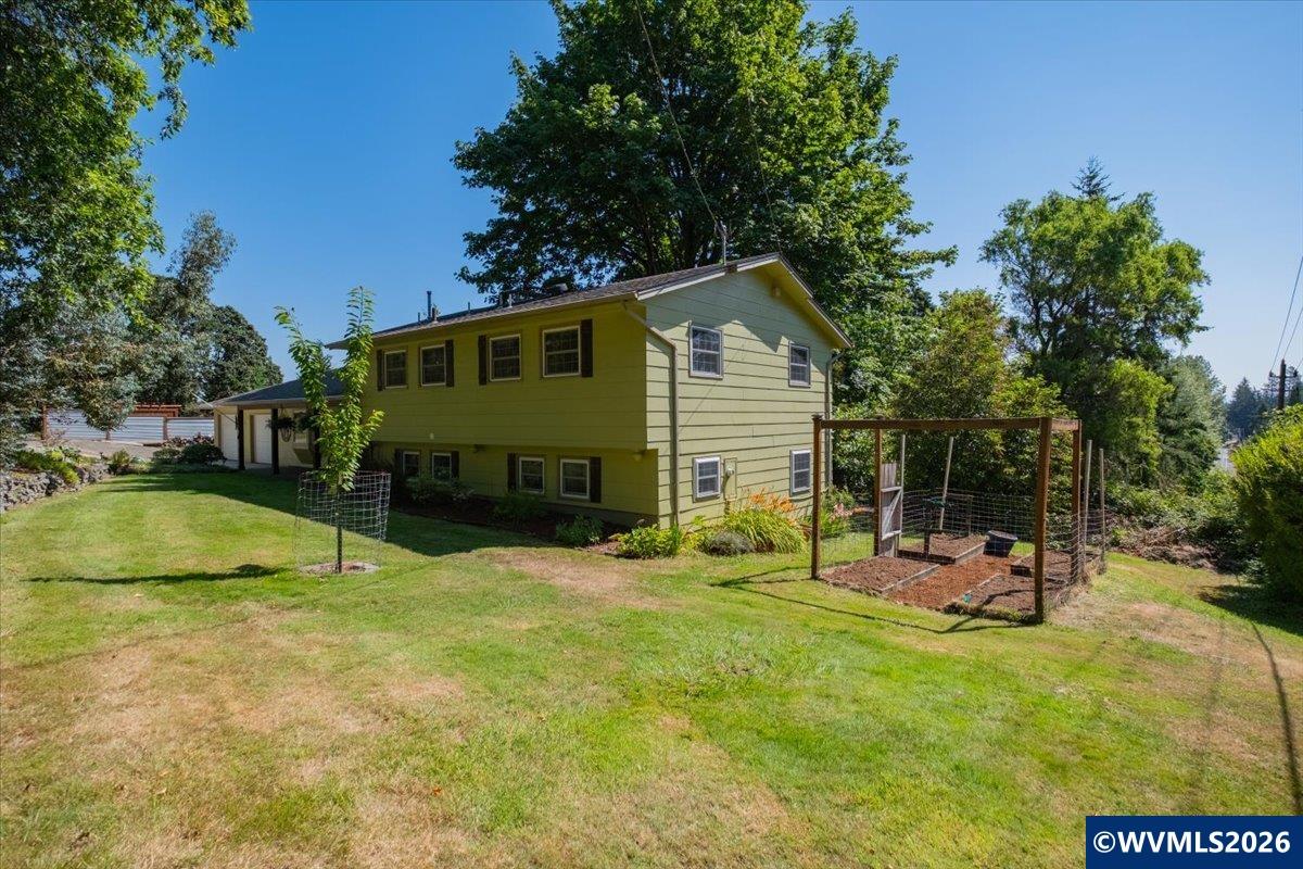 733 NW Laurel Pl