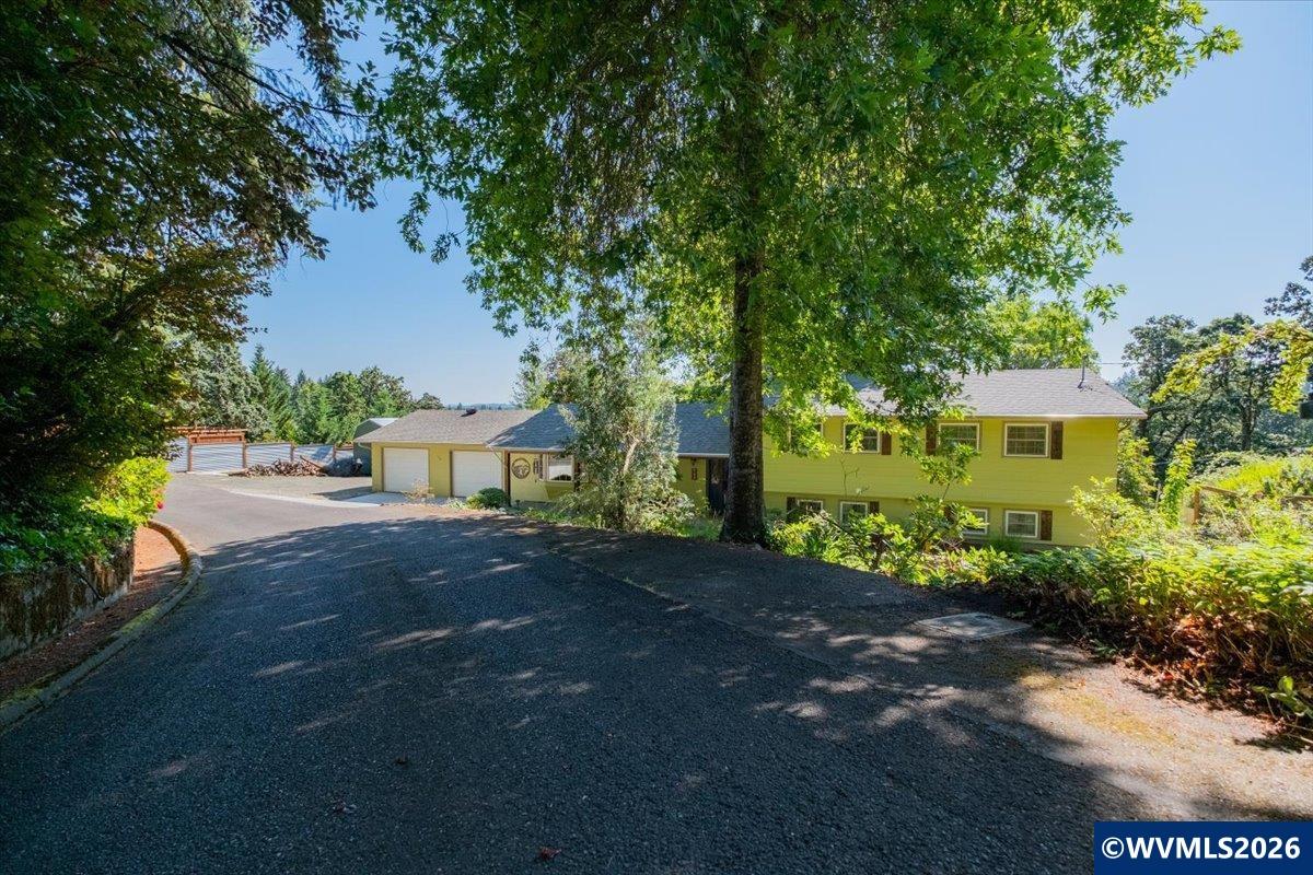733 NW Laurel Pl