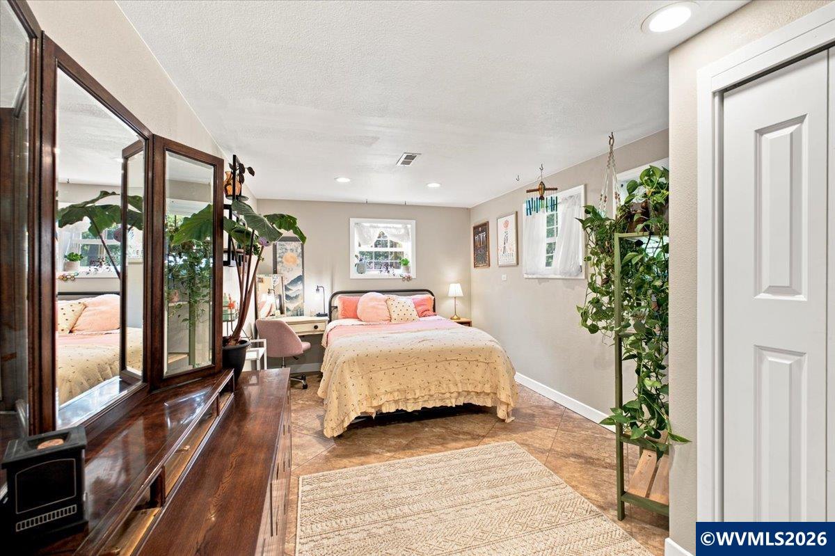 733 NW Laurel Pl