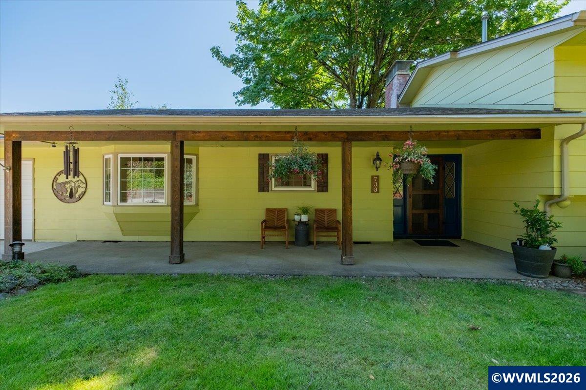 733 NW Laurel Pl