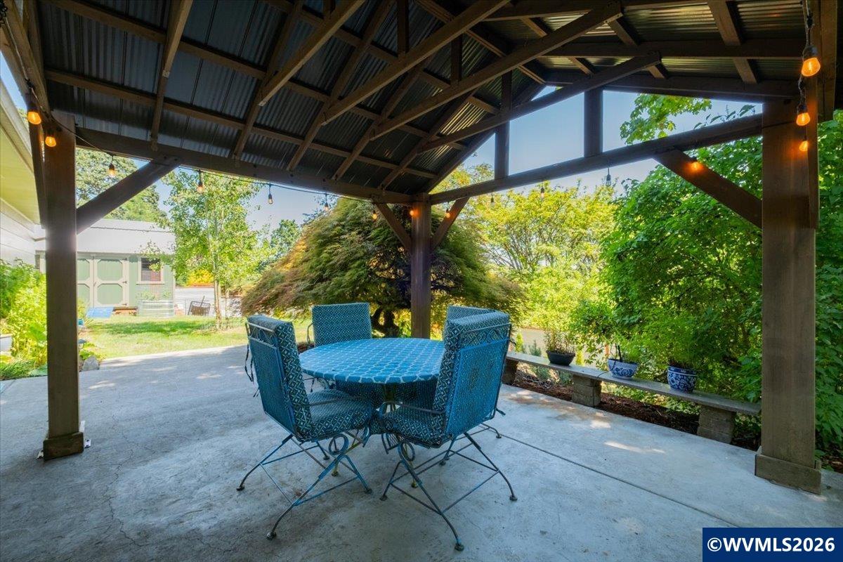 733 NW Laurel Pl