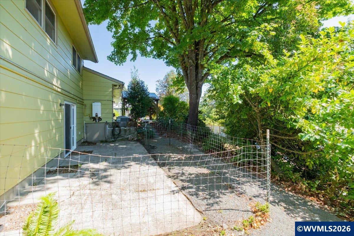 733 NW Laurel Pl