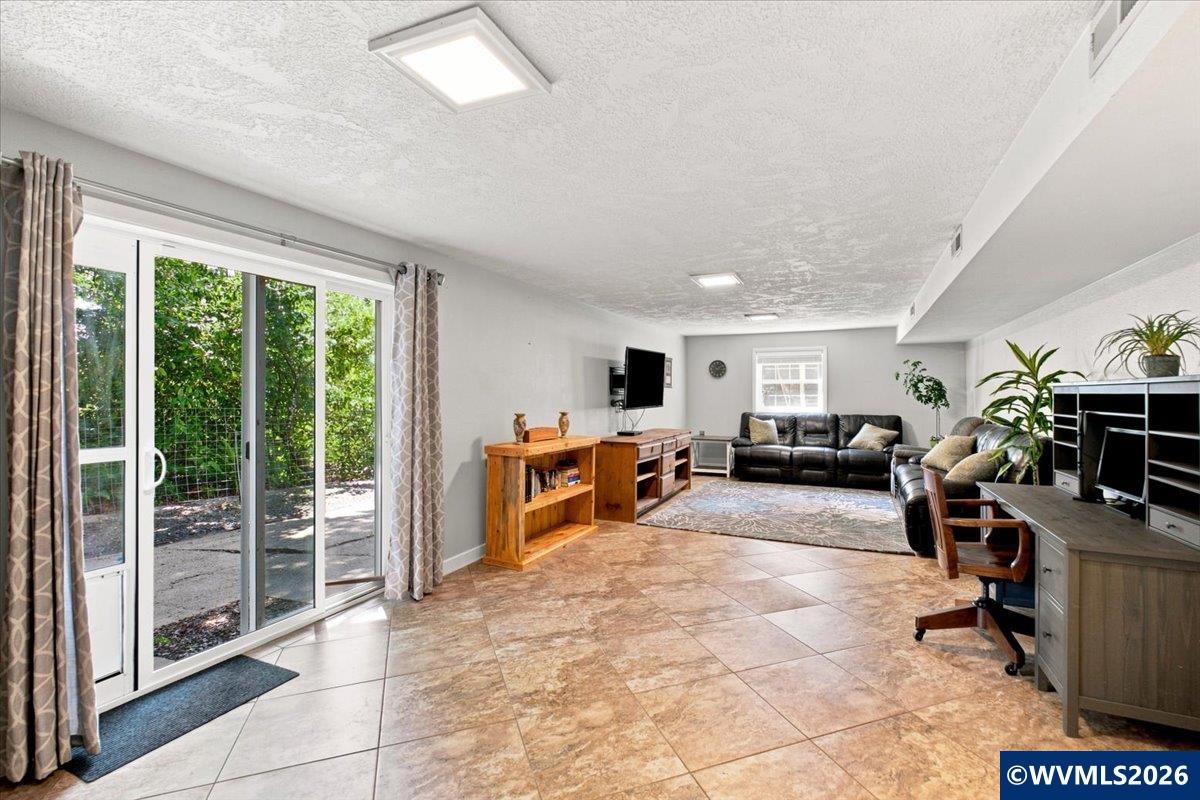 733 NW Laurel Pl