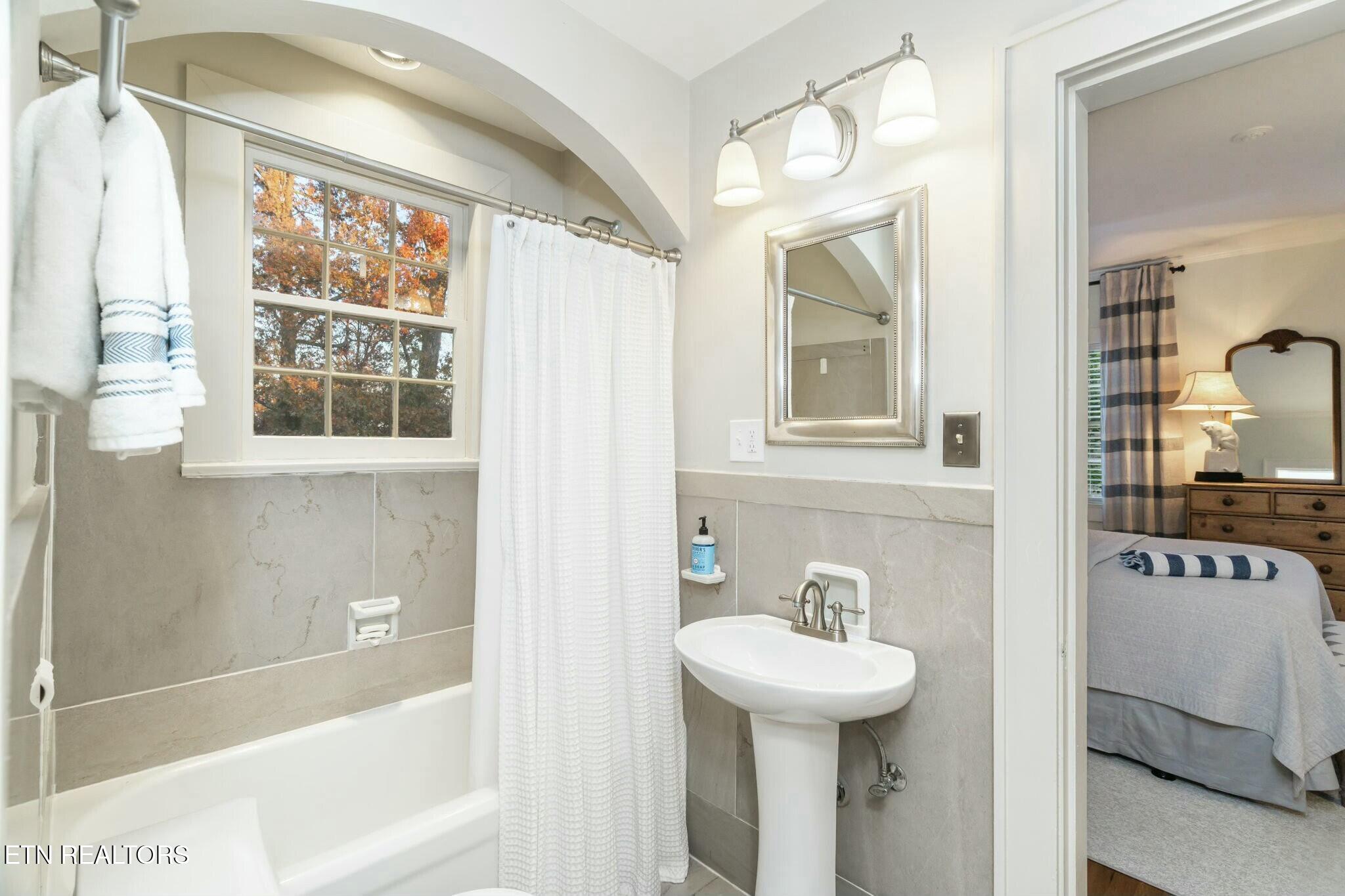 704 Forest Heights Rd