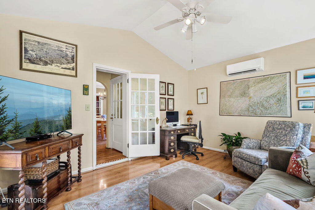 119 NW Greenbrier Drive