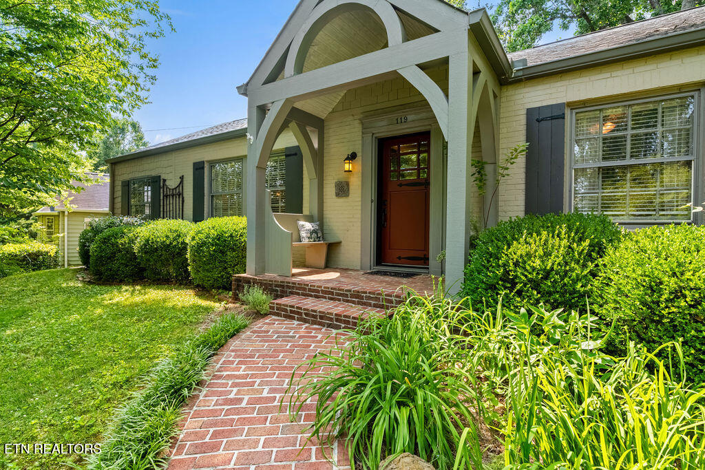 119 NW Greenbrier Drive