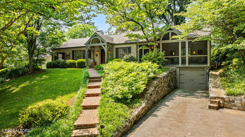 119 NW Greenbrier Drive