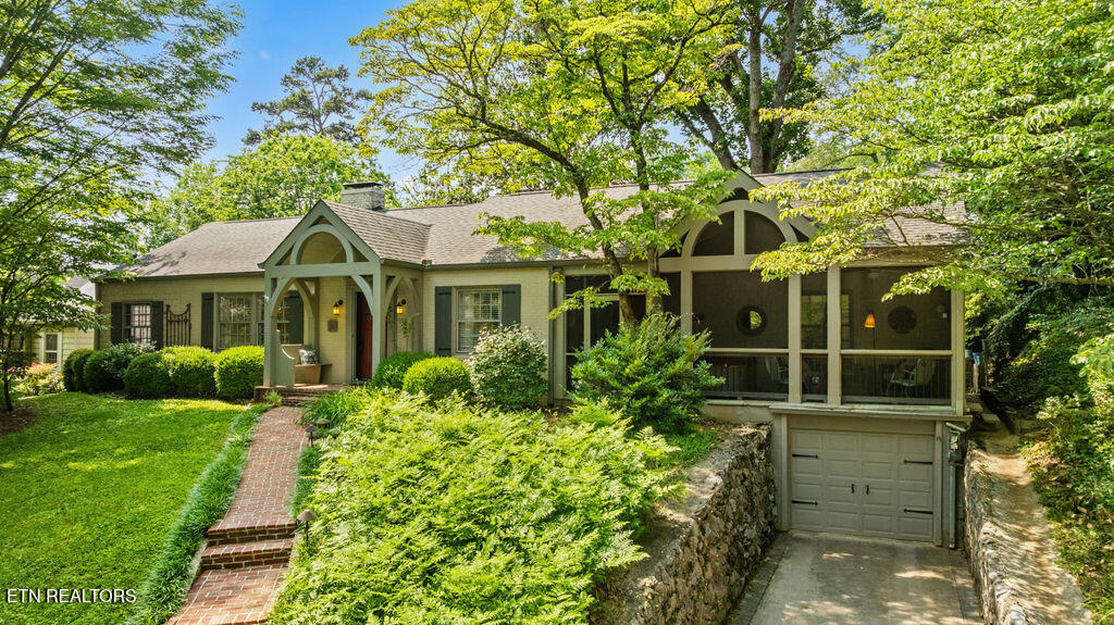 119 NW Greenbrier Drive