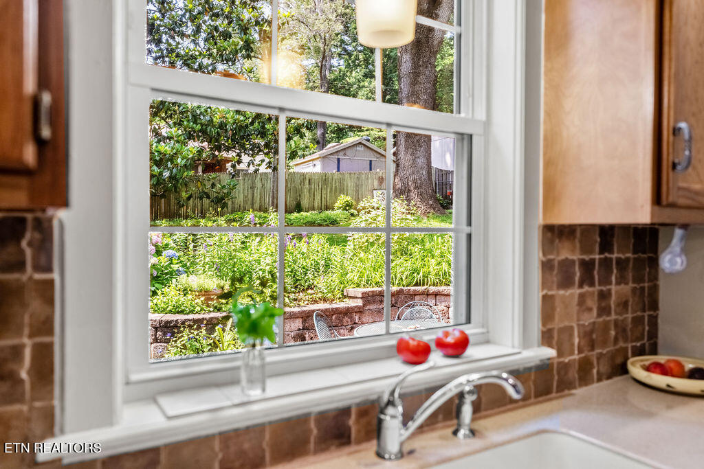 119 NW Greenbrier Drive