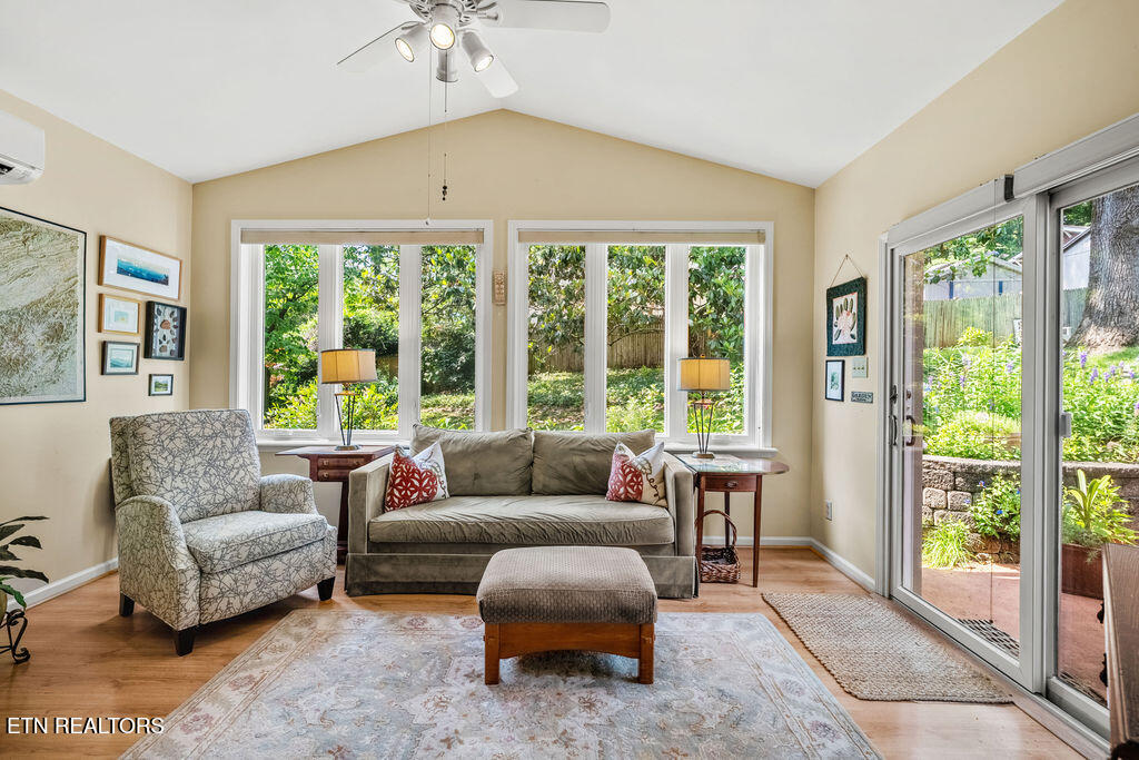 119 NW Greenbrier Drive