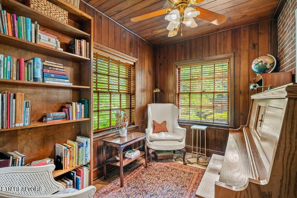 119 NW Greenbrier Drive