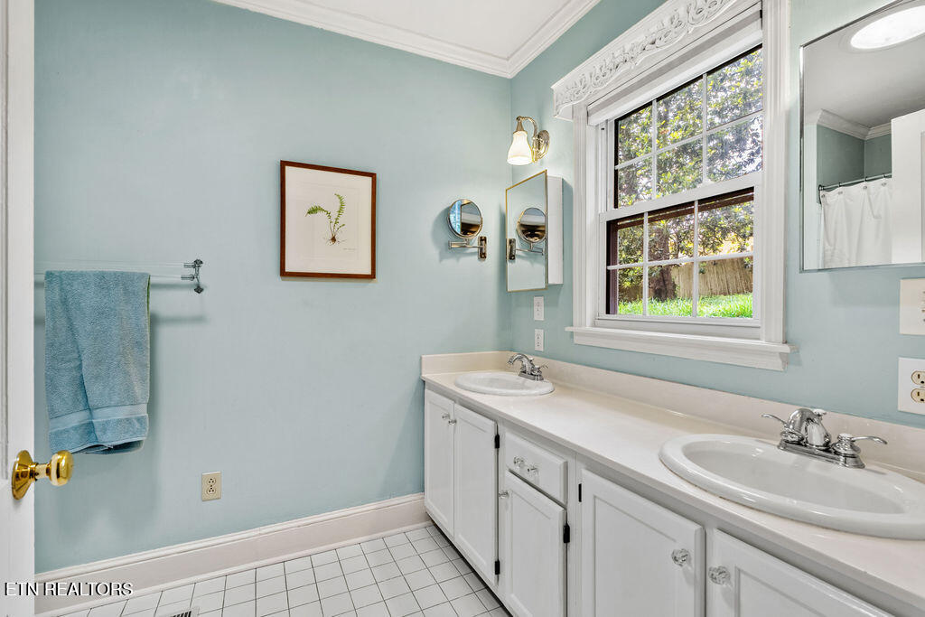 119 NW Greenbrier Drive