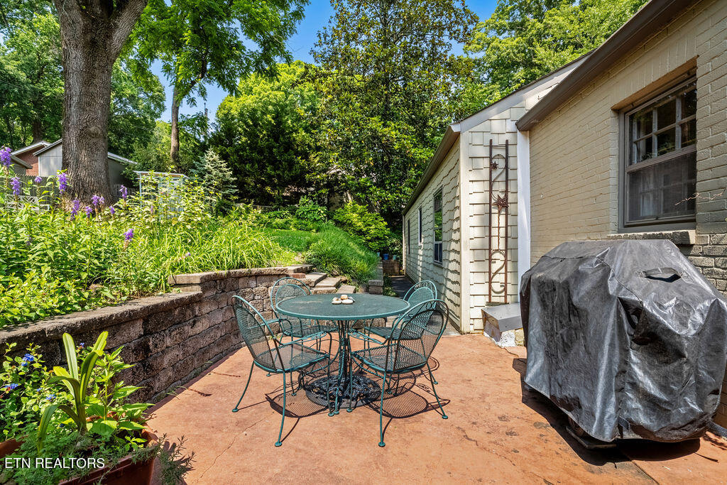 119 NW Greenbrier Drive