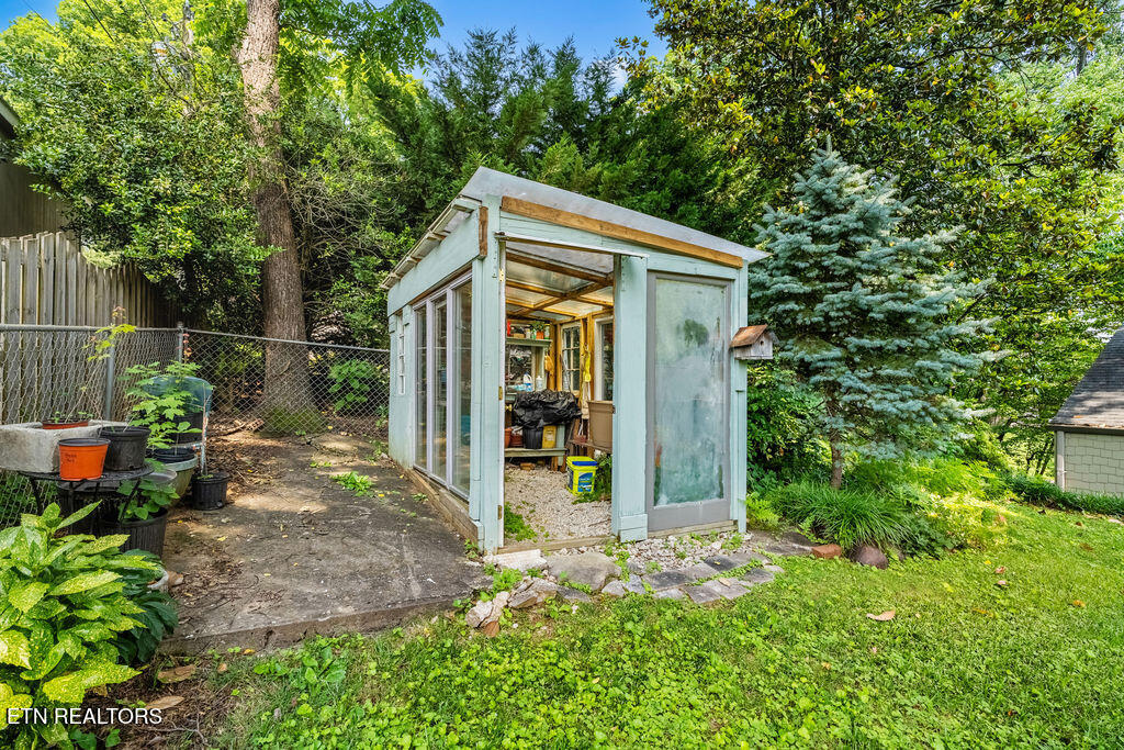 119 NW Greenbrier Drive