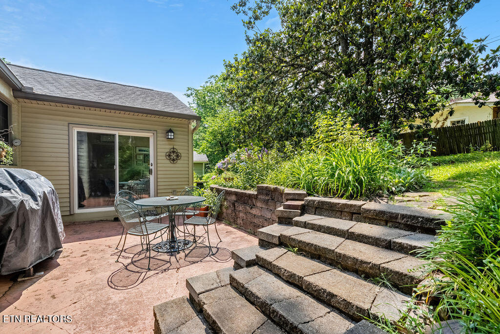 119 NW Greenbrier Drive