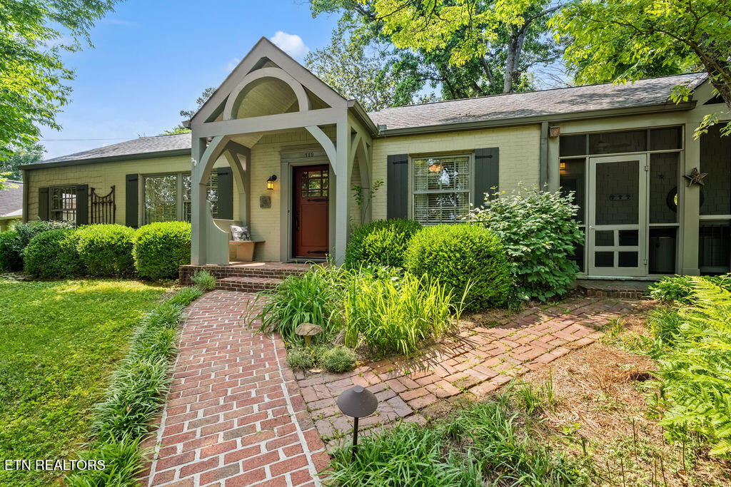 119 NW Greenbrier Drive