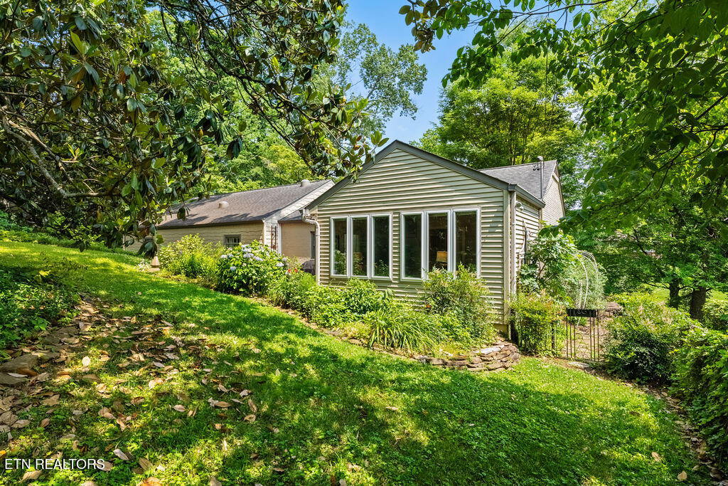 119 NW Greenbrier Drive