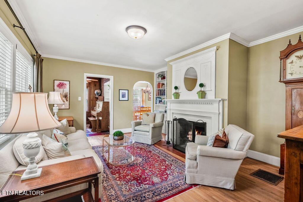 119 NW Greenbrier Drive