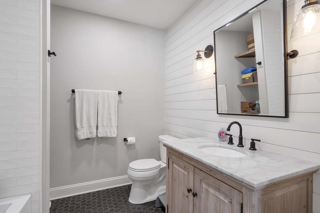 225 Midvale Drive NE